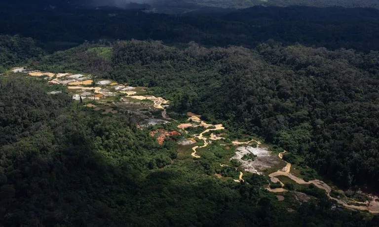 Grupo é acusado de financiar garimpo em terra indígena em Roraima e lavar R$ 64 milhões