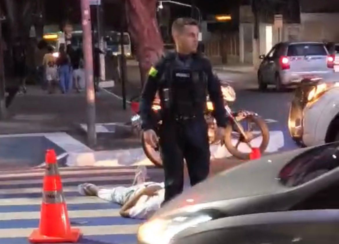 Acidente de trânsito deixa homem caído em cruzamento do centro da cidade