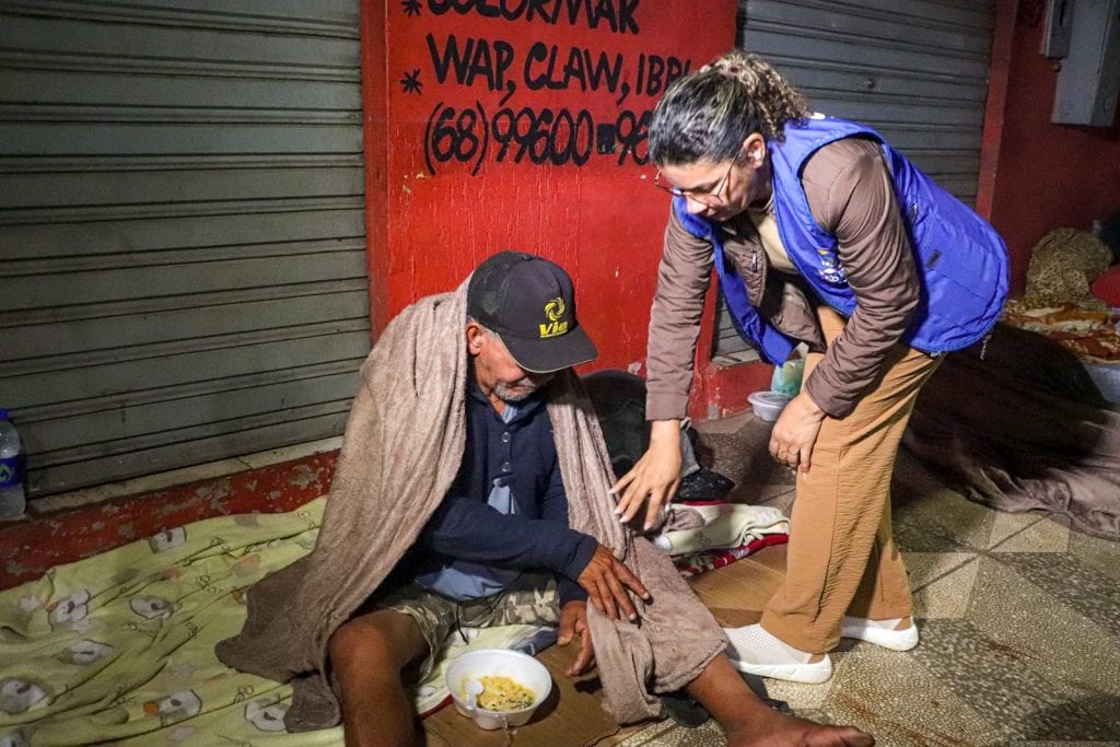 Com frio em Rio Branco, prefeitura distribui sopa, cobertores e agasalhos para pessoas em situação de rua