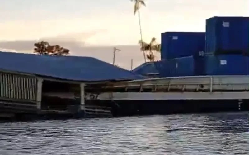 balsa com contêineres destrói flutuante em comunidade no AM
