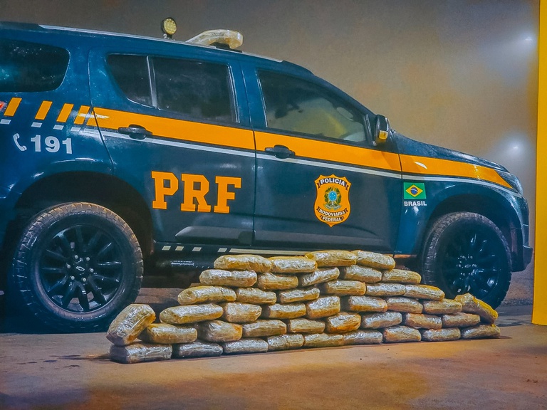 PRF descobre fundo falso em caminhonete e apreende 21 quilos de skunk na BR-364