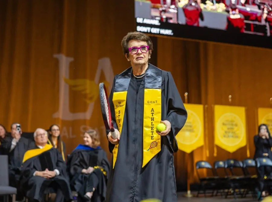 Lenda do tênis mundial, Billie Jean King se forma na faculdade aos 82 anos