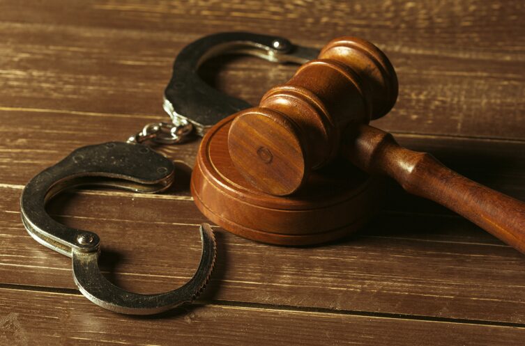 Casal é alvo de operação por homicídio em Tutóia; mulher é presa por tráfico