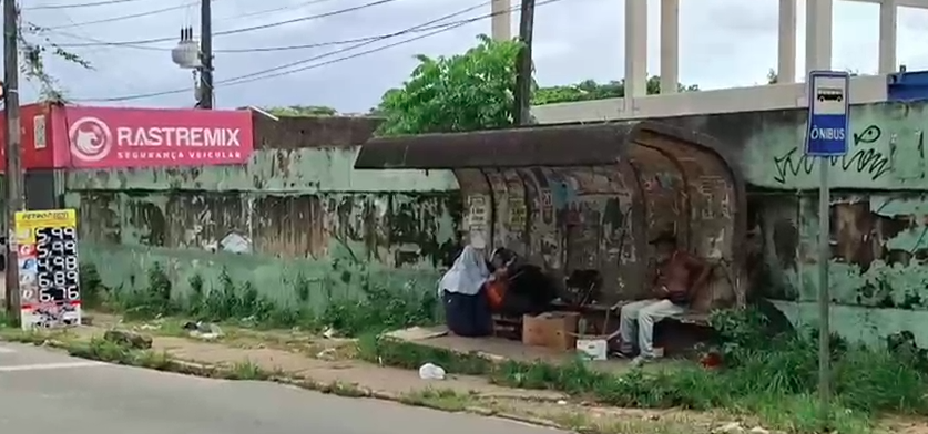 Hora D: idoso vive em parada de ônibus na região do Anil, em São Luís