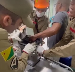 VÍDEO: Bombeiros mostram operação para livrar mão de açougueiro presa em máquina