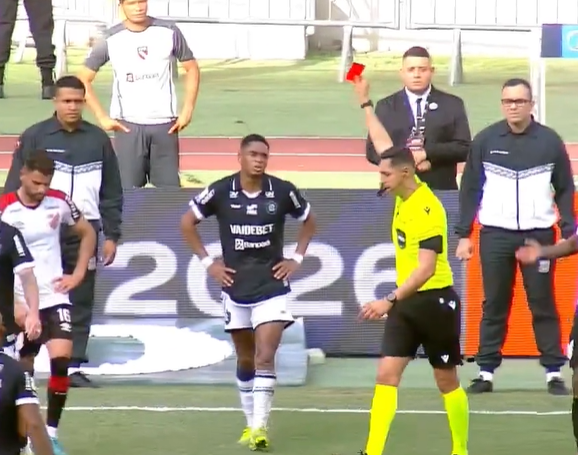 VAR: “O jogador segura as genitálias mostrando para o adversário”