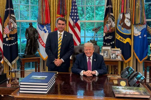 Flávio Bolsonaro se reúne com Trump nos Estados Unidos