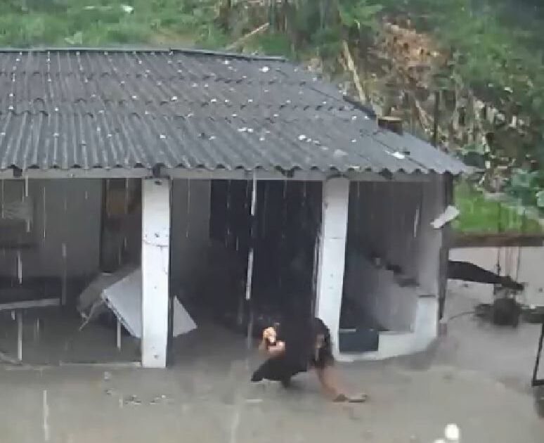 vídeo mostra momento que muro desaba e água invade casa em Manaus