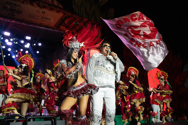 Curral do Garantido transforma o sambódromo em festa da cultura popular