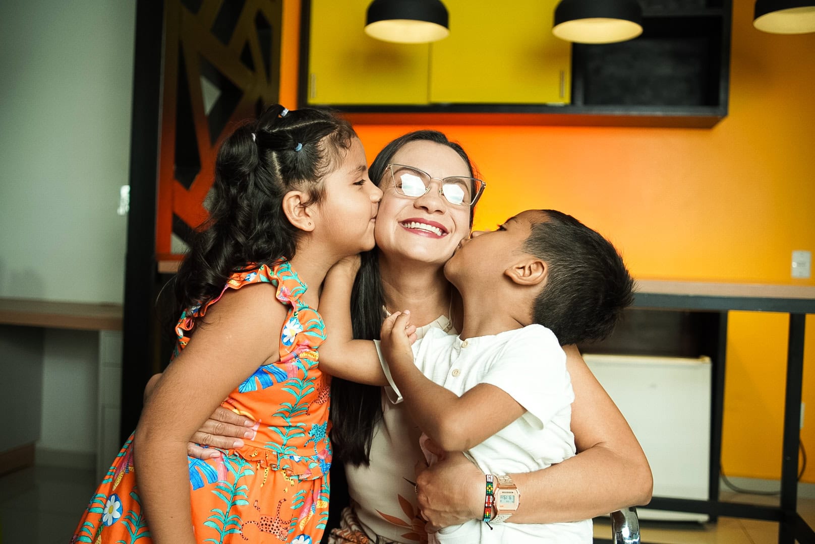 “Eu queria ser mãe, mas eles precisavam muito mais de uma”: acreana relata desafios e amor na adoção de dois irmãos