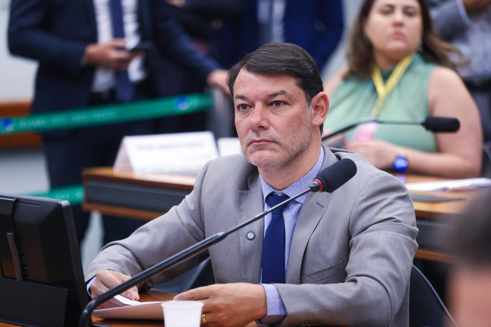 Duarte apresenta moção de pesar pela morte de funcionárias em escola