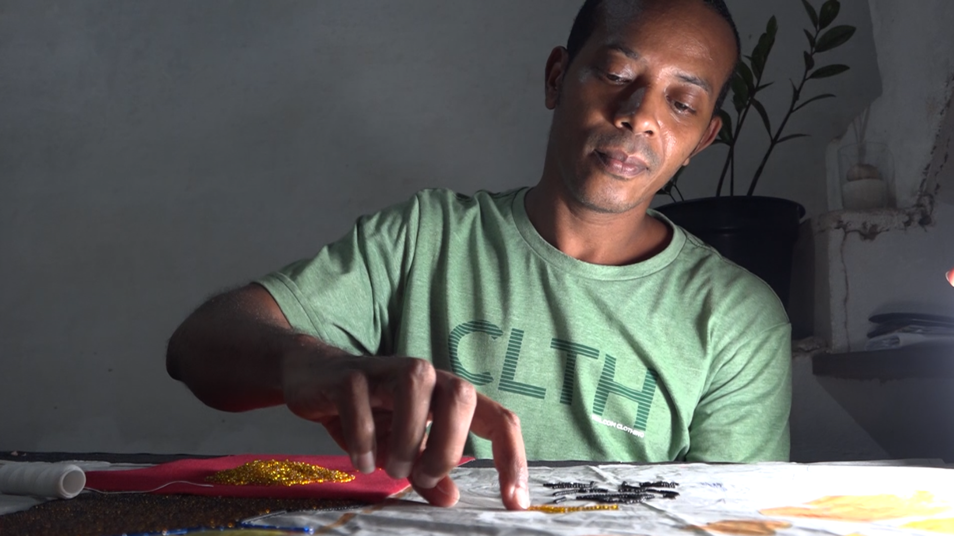 Bastidores do São João geram renda para artesãos no Maranhão