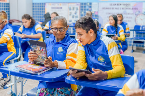 Escola municipal usa aplicativo que transforma histórias de alunos da EJA em ferramenta de aprendizagem