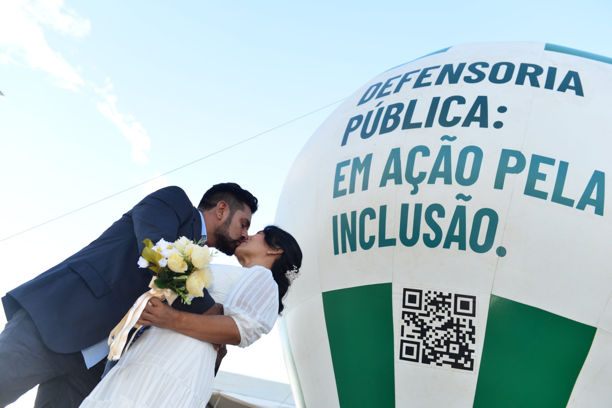 Entre renúncias, cuidados e recomeços, casal de professores oficializa união em casamento coletivo após 20 anos