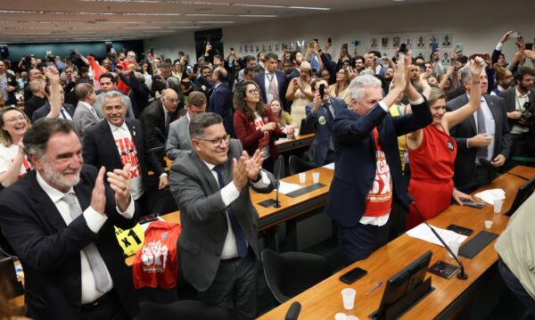 Comissão da Câmara aprova PEC que acaba com escala 6X1