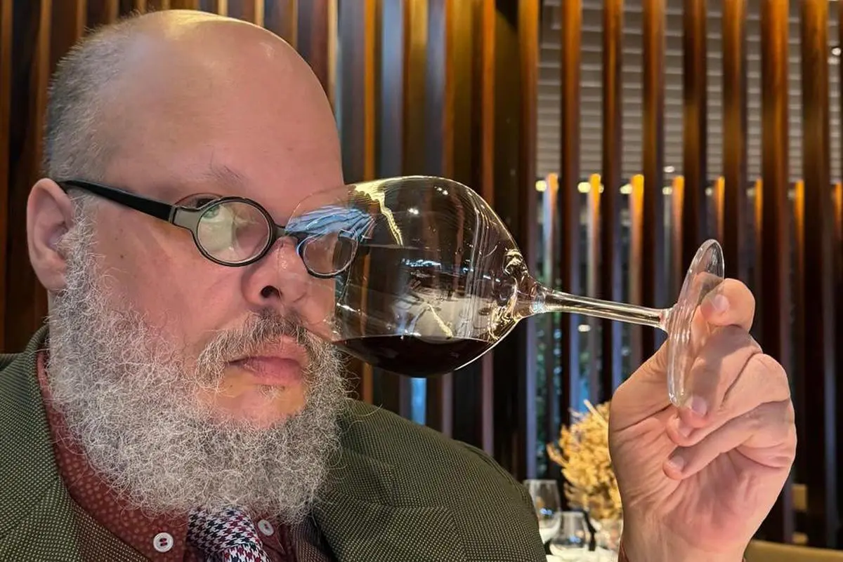 Ed Motta se envolve em briga em bar e é flagrado arremessando cadeira