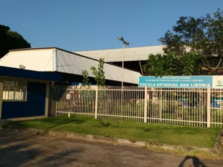 Alunos relatam impedimento de acesso à escola por cor de calça