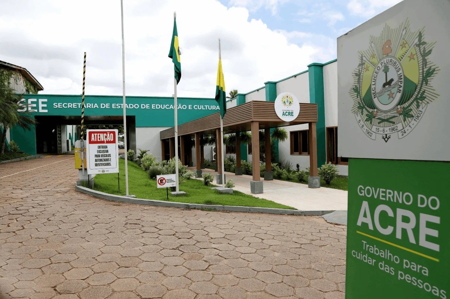 SEE republica edital e abre cadastro reserva com bolsas de até R$ 2 mil para formação de gestores escolares