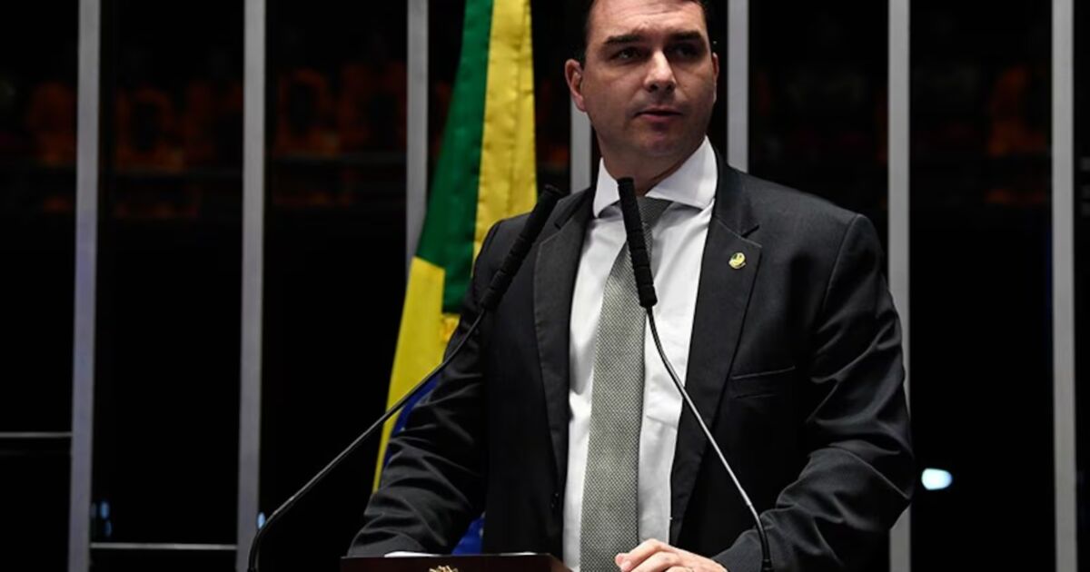 Flávio Bolsonaro cai no 2º turno e fica com 41,8%