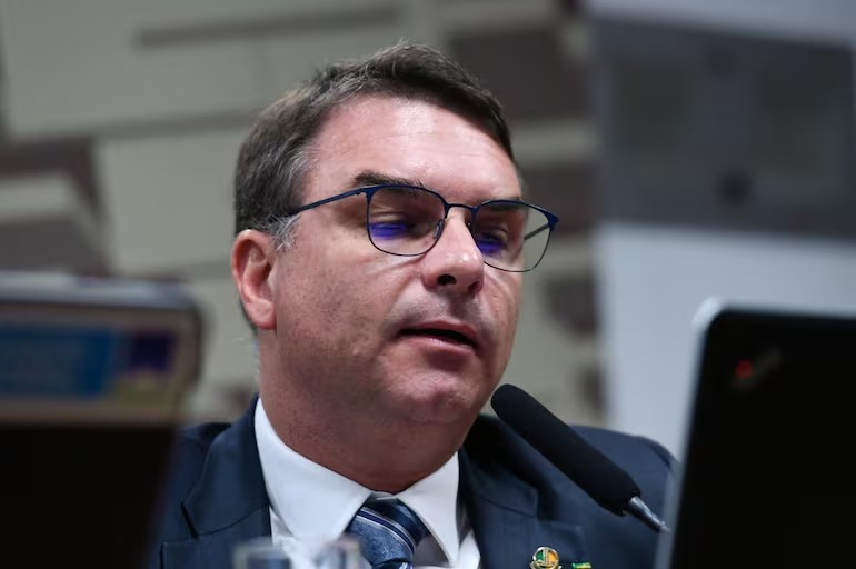 Deputados pedem investigação sobre relação entre Vorcaro e Flávio