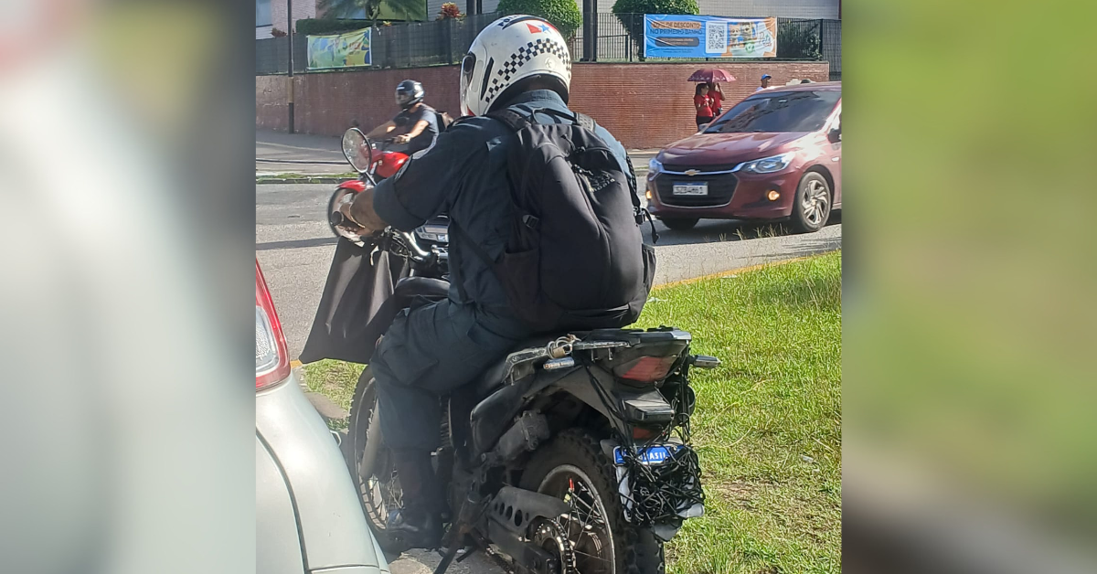 Policial militar é flagrado trafegando com placa de moto encoberta em Belém