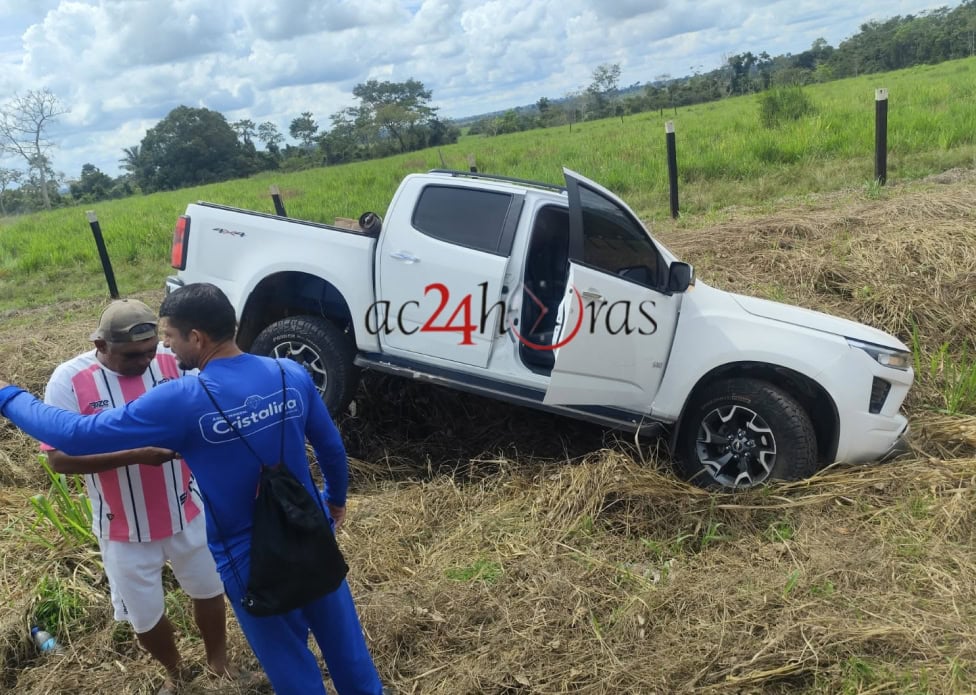 Motorista perde controle de caminhonete e colide contra barranco na AC-40; duas pessoas ficam feridas