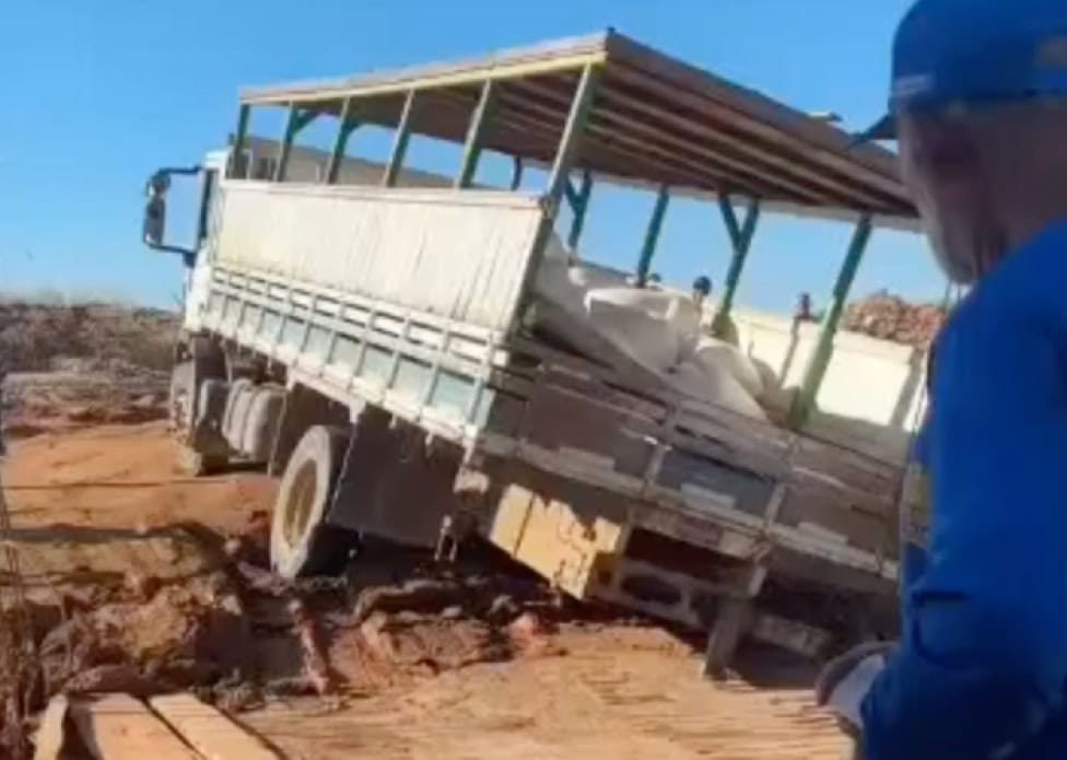 Caminhão atola na saída da balsa em Cruzeiro do Sul