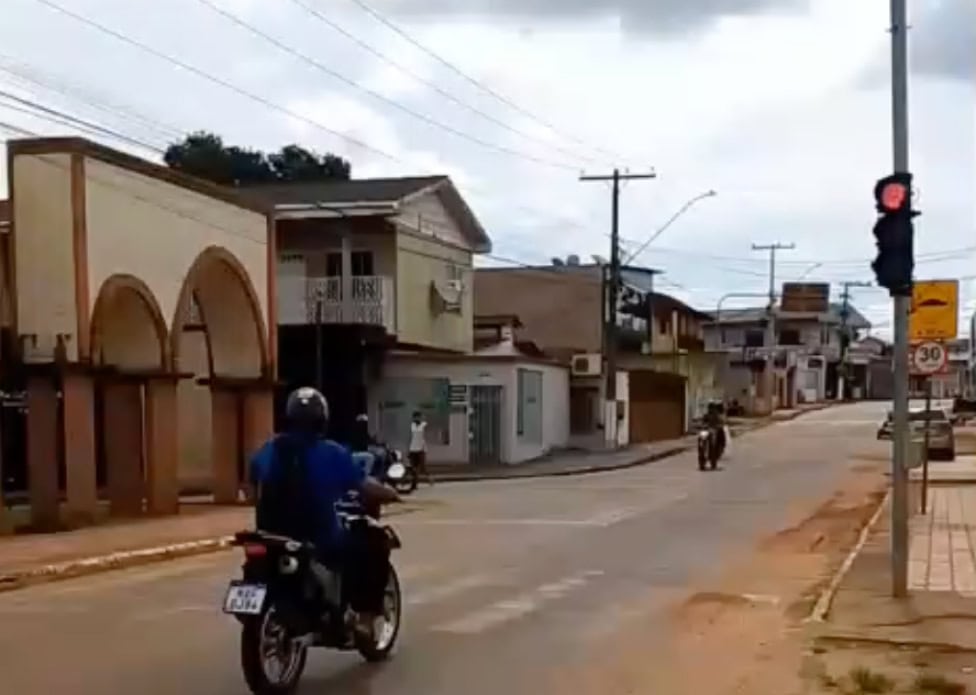 Sinalização defeituosa causa confusão e perigo em rua de Rio Branco