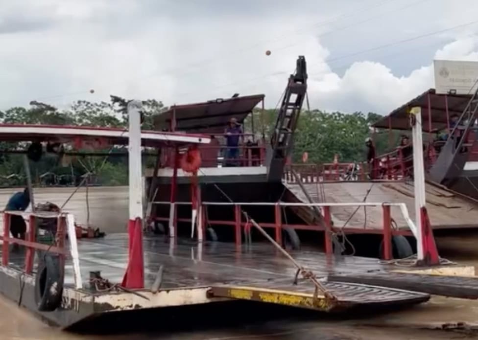 Balsa e balsinha colidem na margem do rio Juruá