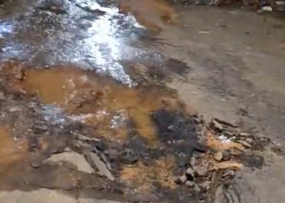 Vazamento de água destrói rua no Montanhês e moradores cobram ação do SAERB