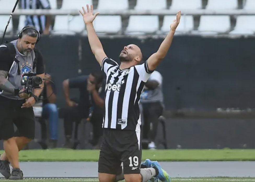 Arthur Cabral faz três gols, Botafogo vence e joga Corinthians para o Z4