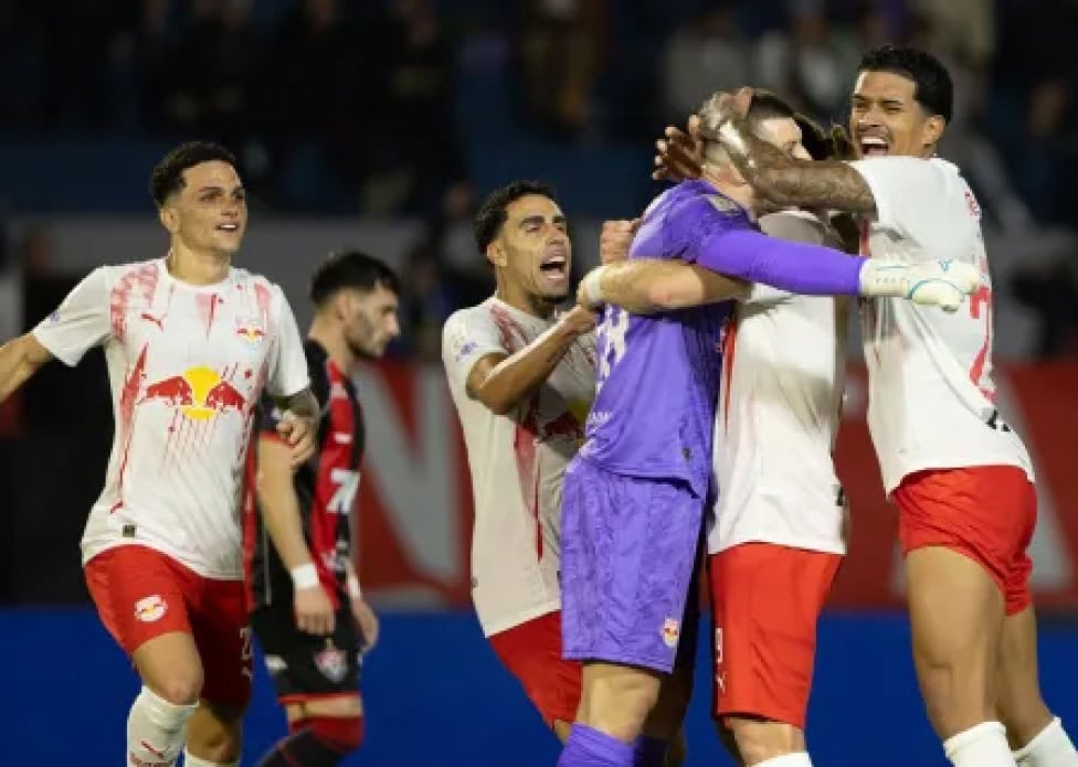 Com gol de goleiro, Bragantino vence Vitória por 2 a 0 e fecha rodada no G6
