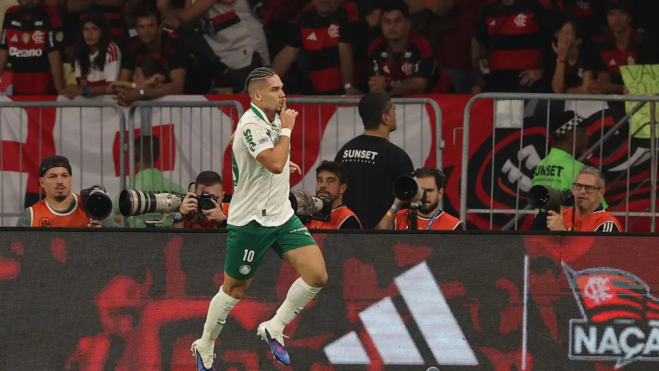 Palmeiras aproveita expulsão, vence Flamengo e dispara no Brasileirão