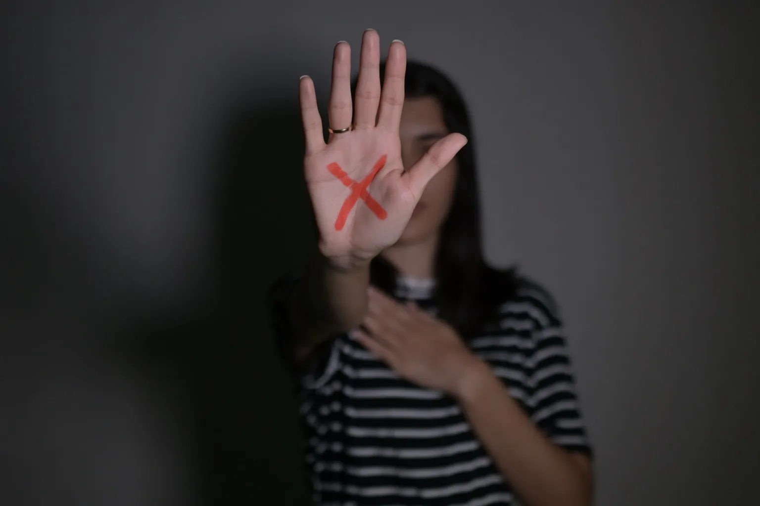 Vítima de violência doméstica deve pagar aluguel ao ex por morar sozinha no imóvel do casal?