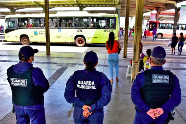 Guardas municipais protestam por falta de reajuste salarial em São Luís