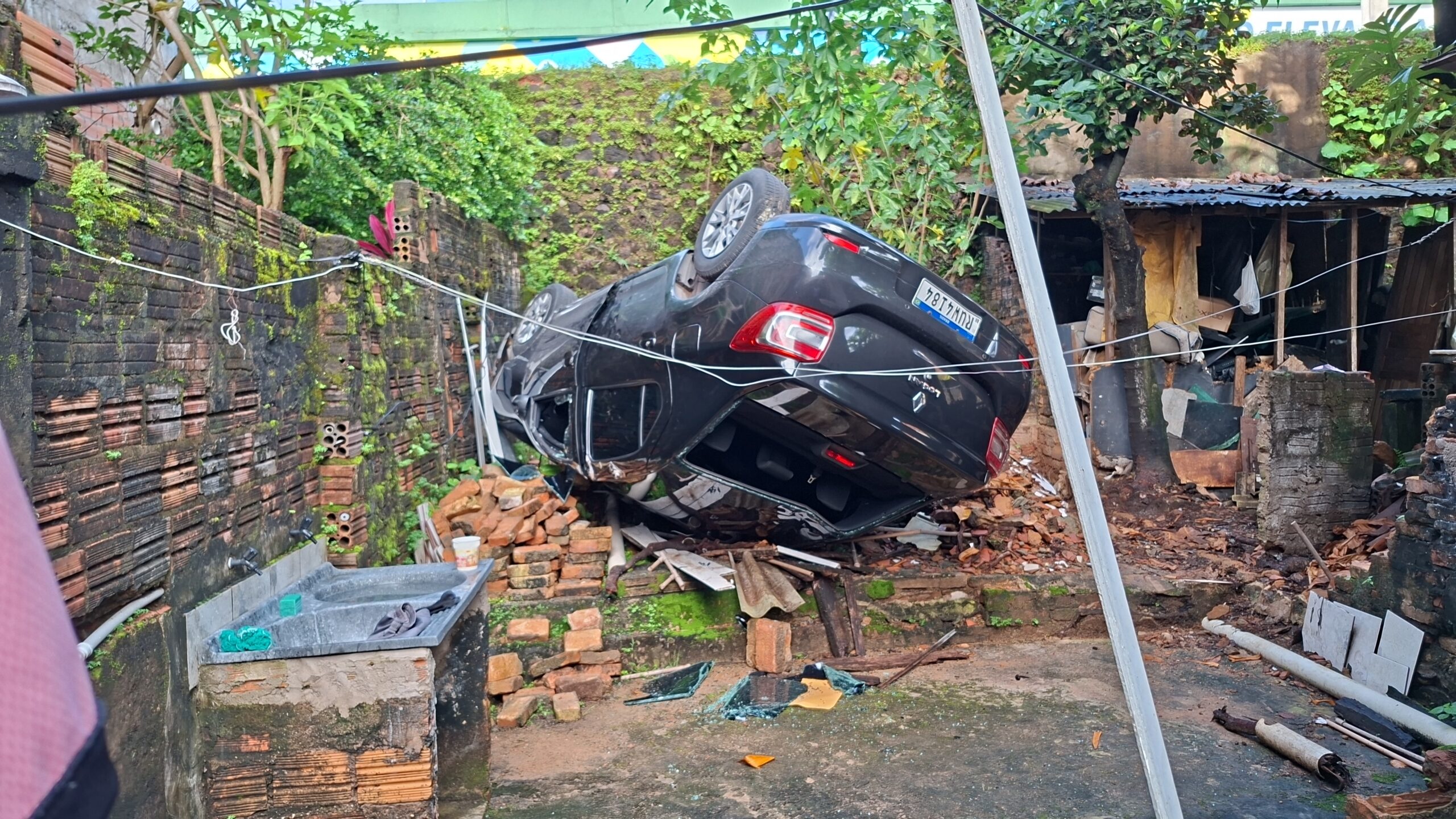 Carro capota e invade quintal de residência na região do Caratatiua, em São Luís