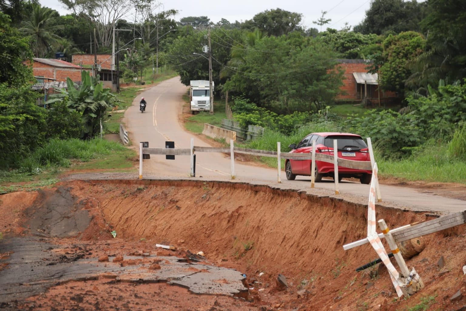 Erosão compromete estrada do Quixadá e prefeitura anuncia obras de recuperação