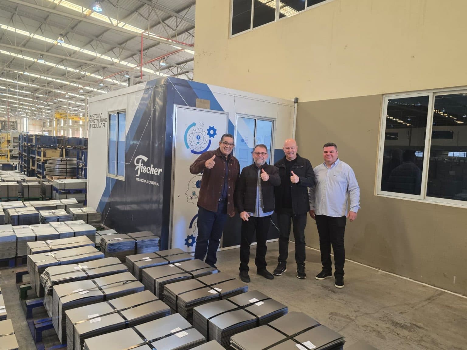 Alysson Bestene avalia casas modulares para atender famílias atingidas por enchentes