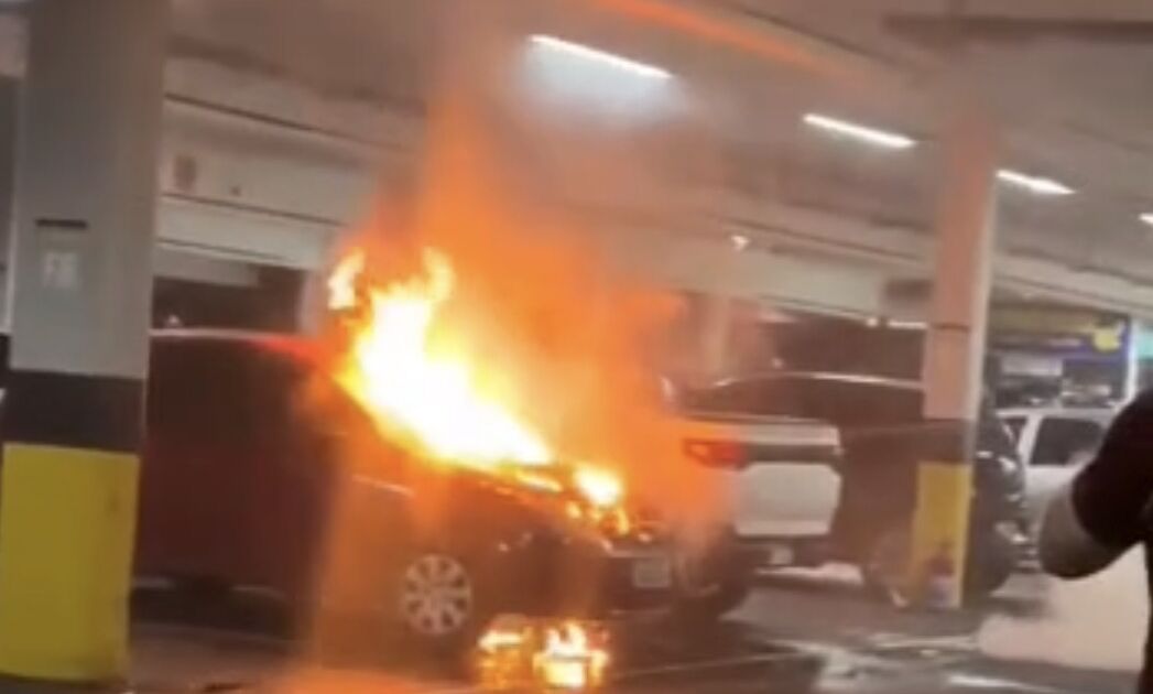 Carro pega fogo em estacionamento de supermercado em Manaus