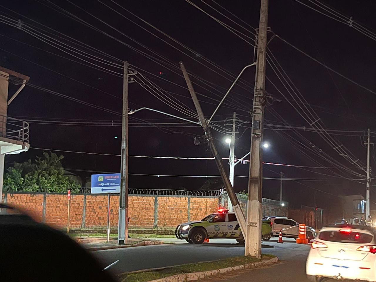 Caminhão baú quase derruba poste em Cruzeiro do Sul