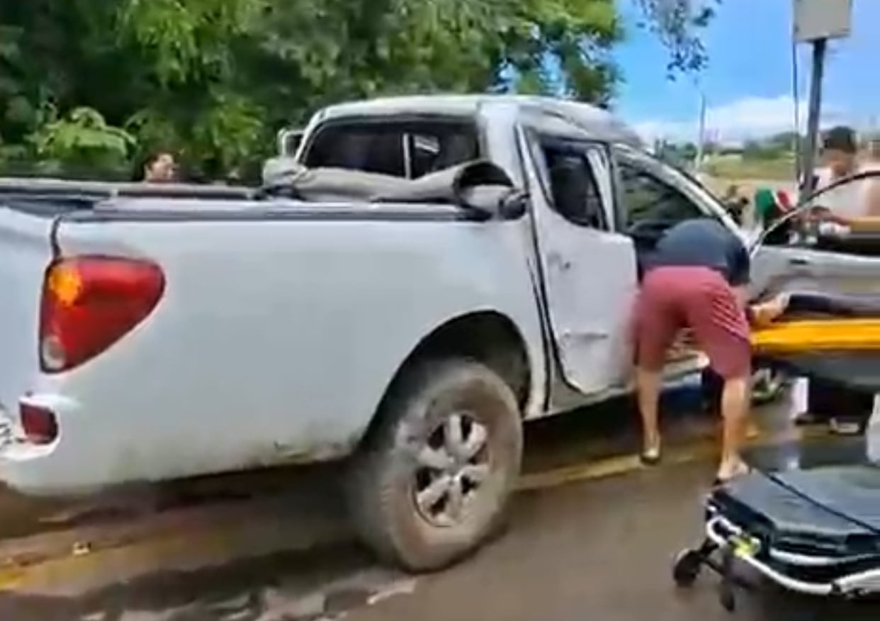 Caminhonete tem falha em freios, motorista perde controle e bate em poste em curva de rodovia; 3 ficam feridas