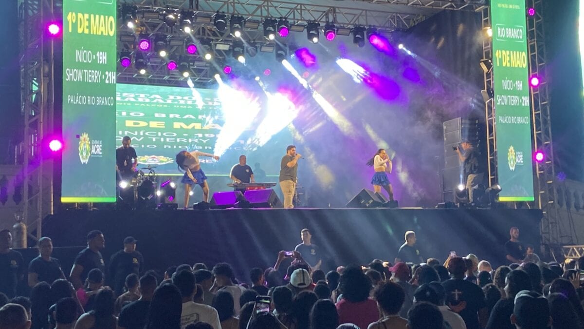 Furacão sobe ao palco e anima público na Festa do Trabalhador