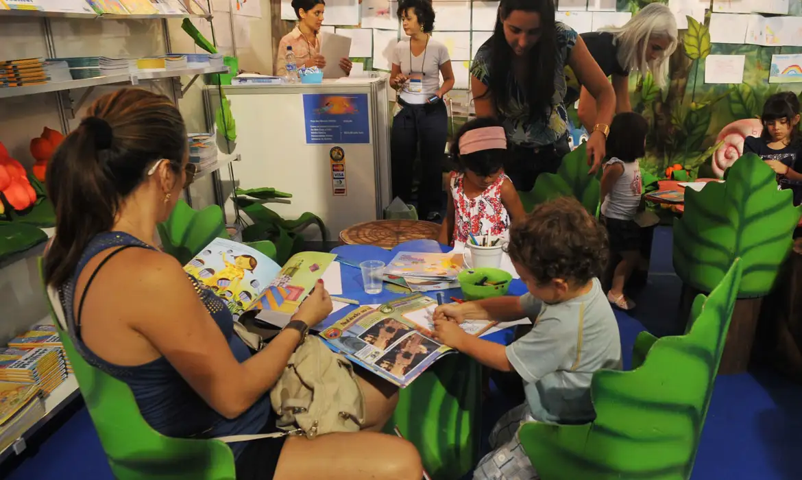 Mais da metade das famílias não lê para crianças no Brasil, aponta estudo internacional