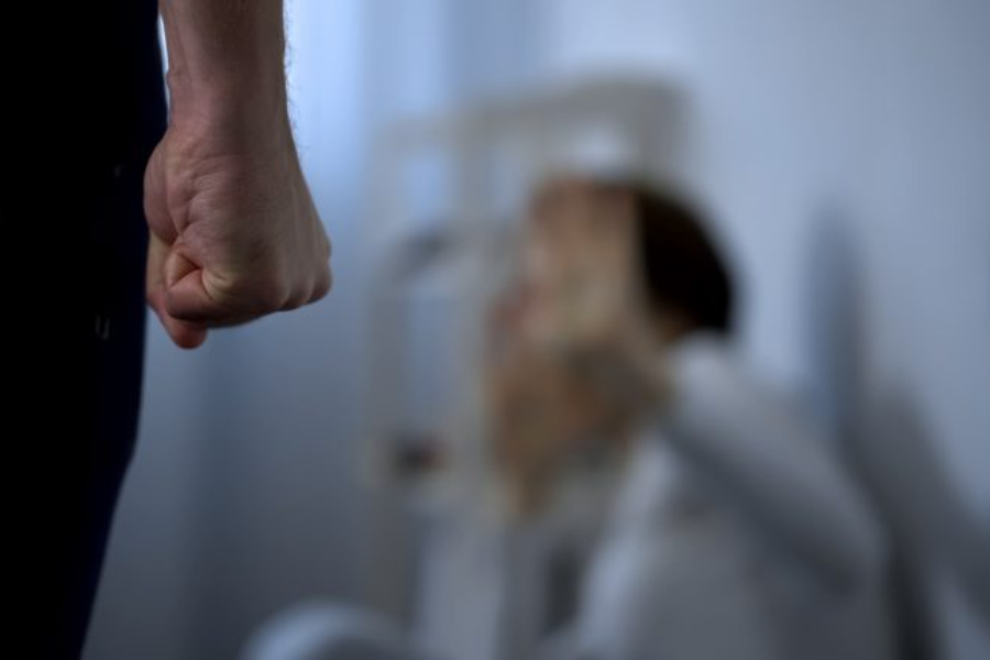 Homem é preso após tentar arrancar piercing da companheira durante crise de ciúmes em Outeiro