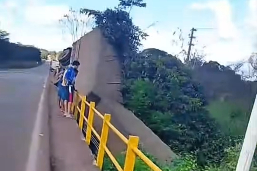 Carreta despenca de ponte e cai em rio após acidente na PA-287, no sul do Pará 