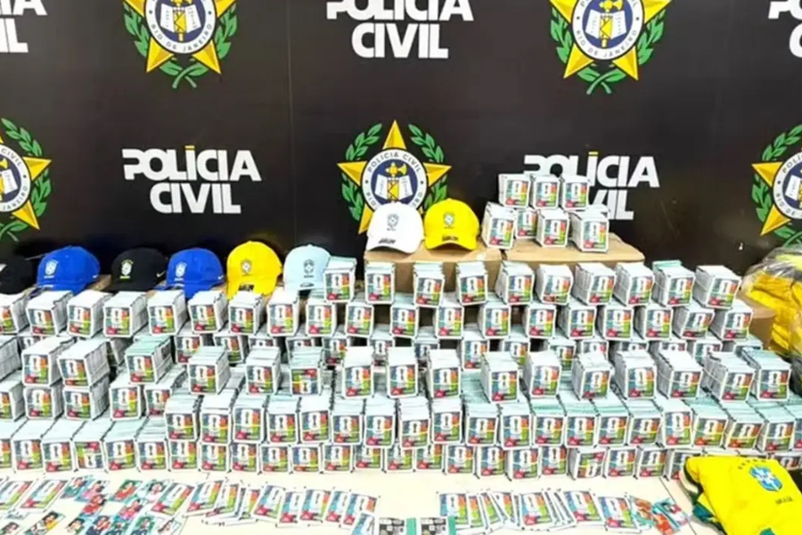 Polícia apreende mais de 200 mil figurinhas falsas da Copa em operação no Rio