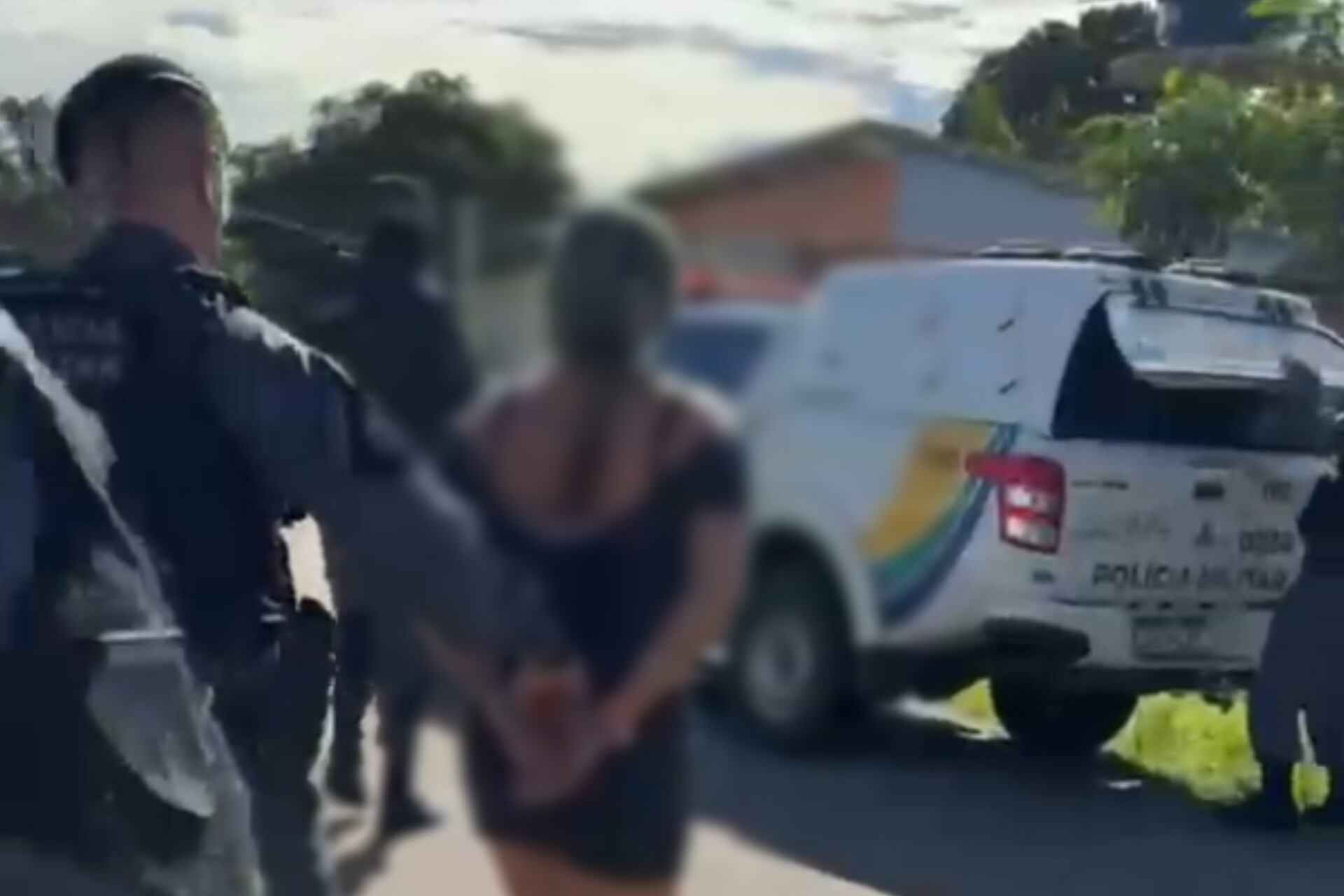 Mulher é presa e conduzida para delegacia por tráfico de drogas – Diário do Amapá