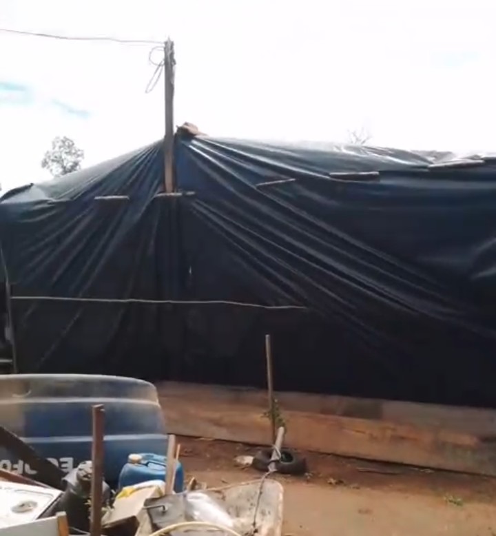 Morando em abrigo de lona, mulher pede ajuda para construir casa