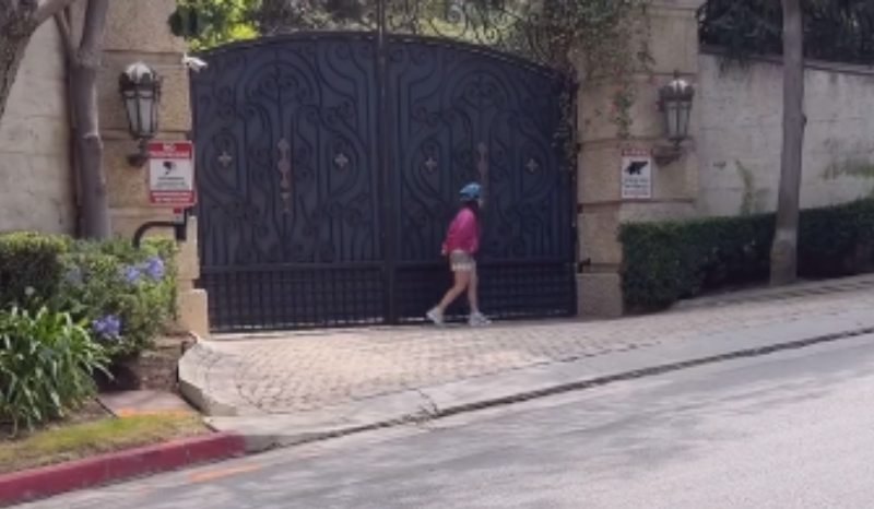 brasileira filma mansão de Michael Jackson e portão abre sozinho