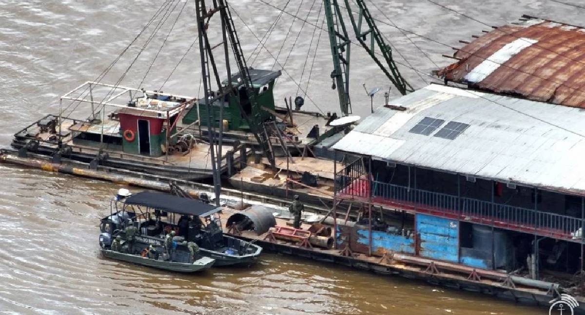 Operação na Amazônia destrói 50 dragas ilegais